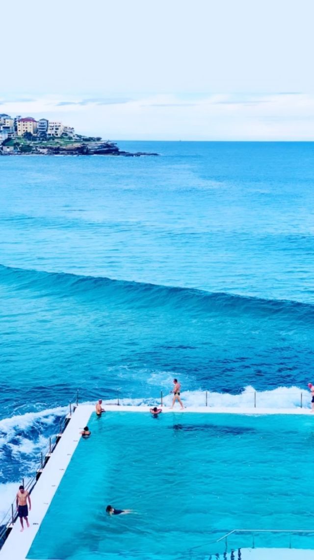 A little homage to the one and only Bondi Beach and its turquoise water, good looking locals and one very famous pool 😍 #ilovesydney #yoursydneyguide #seeaustralia #australiabound #vip #wanderlust #jetset #igtravel #vacation #traveling #familytravel #sydneyprivatetours #roadlesstravelled #luxuryispersonal #bespoketravel #newsouthwales #sydney #bondi #bondibeach #bondibeachsydney #australia #holidayherethisyear #ate2022