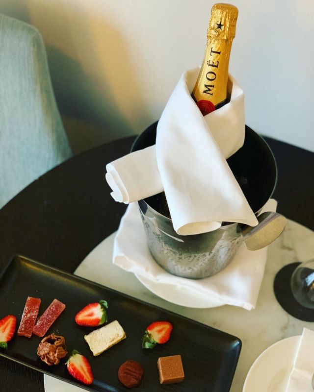 Fabulous welcome for a cheeky birthday getaway at the timeless and supremely elegant @intercontinentaldoublebay So good to be enjoying the kind of service our guests receive and highly recommend this hotel for tour Sydney stay. Read our review in the link on the bio......#ilovesydney #yoursydneyguide #seeaustralia #australiabound #vip #wanderlust #jetset #igtravel #vacation #traveling #familytravel #sydneyprivatetours #roadlesstravelled #luxuryispersonal #bespoketravel #newsouthwales #sydney #australia #luxuryytavel #intercontinental