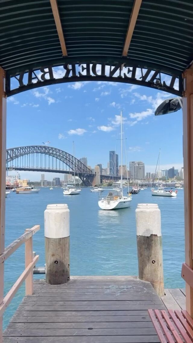 Could Sydney have been more spectacular today?? We don’t think so!! Just a cracking early autumn day with Lavender Bay looking the goods....#sydney #australia #sydneyaustralia #sudneylocal #yoursydneyguide #travel #travelgram #tourguide #instatravel