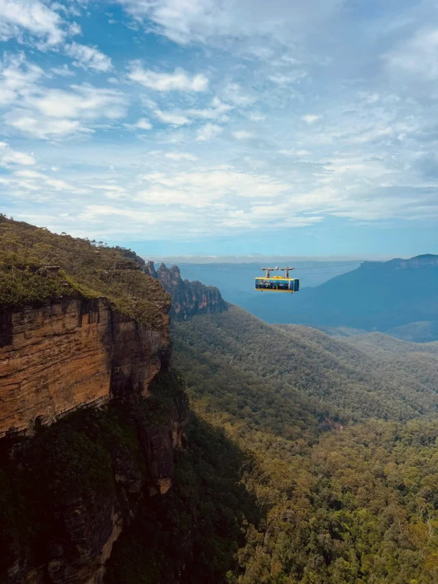 Check out the giggles of glee as we glide over the Jamison Valley in the majestic Blue Mountains ⛰️😂 @scenicworld_aus #bluemountains #scenicworld_aus #thrillride #yoursydneyguide #sydney #australia #privatetours