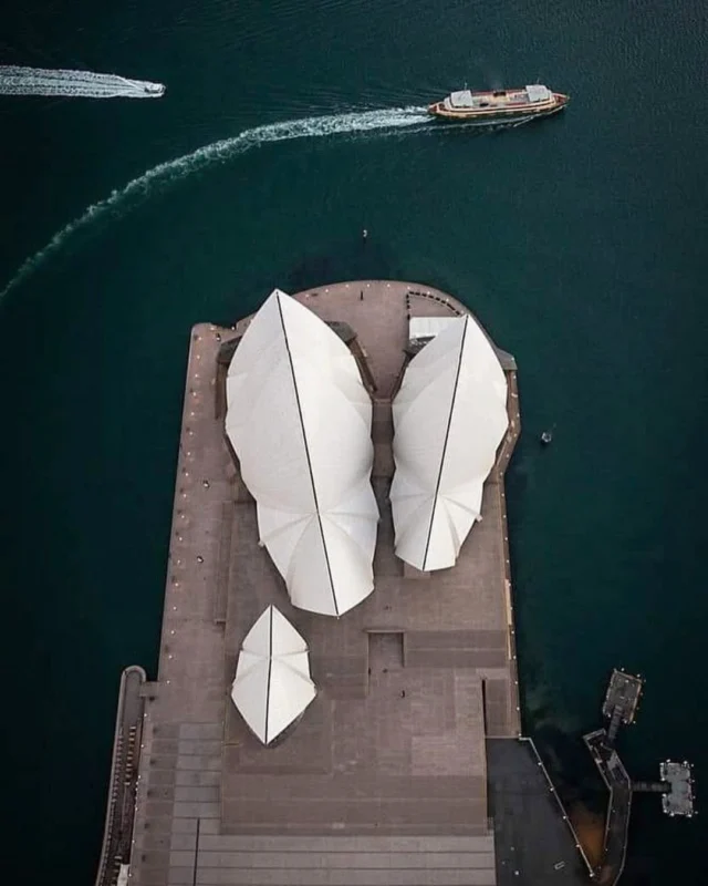 Loving this aerial shot of the Sydney Opera House, bringing a whole new dimension to this architectural jewel 💎 of Sydney Harbour. #sydneyoperahouse #yoursydneyguide #sydney #australia #sydneyharbour #architecture