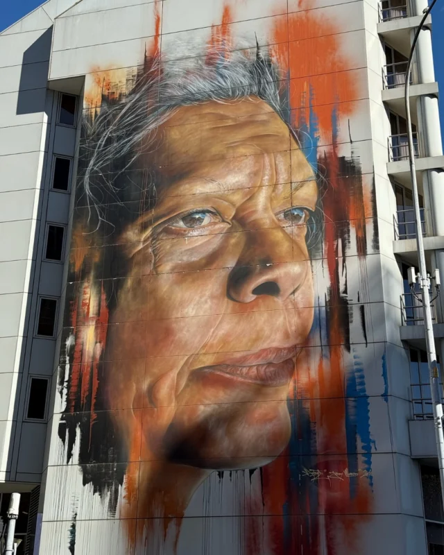 Love Sydney street art 🎨 Sitting on a wall of the Novotel Darling Square, this portrait vividly brings to life the face of prominent Aboriginal rights activist and Wiradjuri elder, Jenny Munro. #sydneystreetart #streetart #yoursydneyguide #privatesydneytours #sydneyaustralia