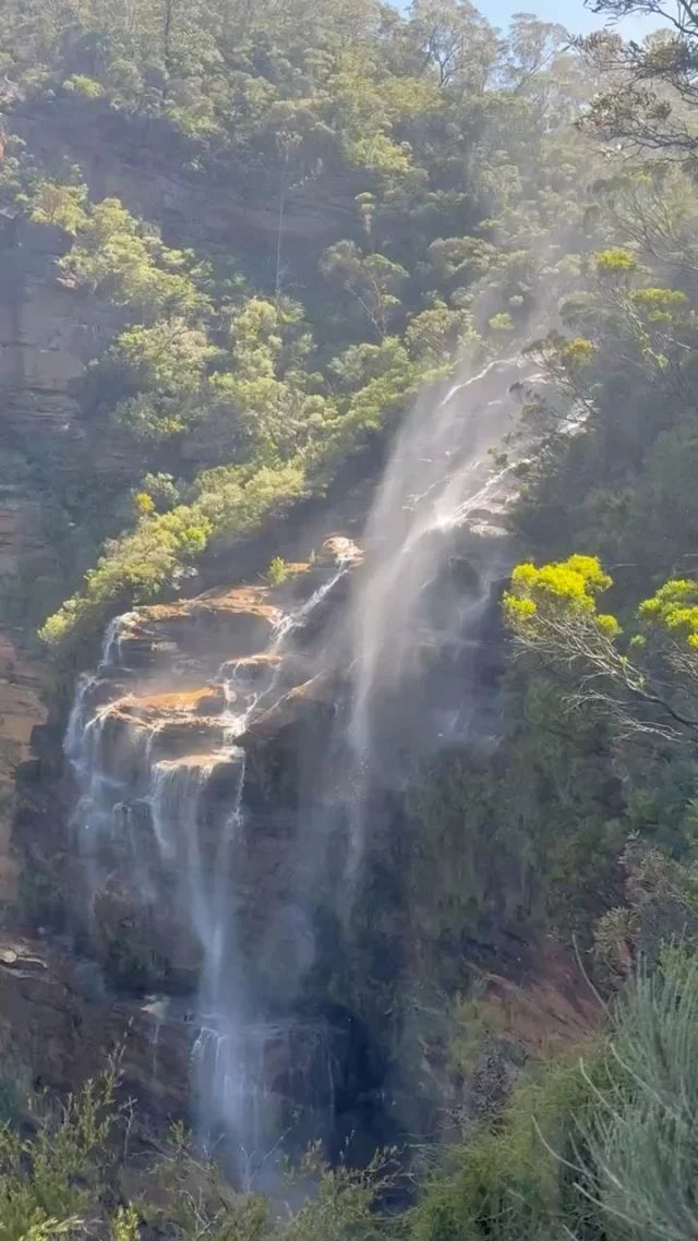 Water goes up, water goes down. Wind causing confusion at Wentworth Falls in the Blue Mountains.#WentworthFalls #bluemountains #yoursydneyguide #privatedaytourssydney #adventure #sydneyaustralia #visitnsw #visitaustralia🇦🇺