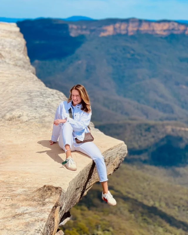 Livin' on the edge in the stunning Blue Mountains, only around 90 minutes west of Sydney.#livingontheedge #bluemountains #sydneyaustralia🇦🇺 #yoursydneyguide #privatedaytoursfromSydney