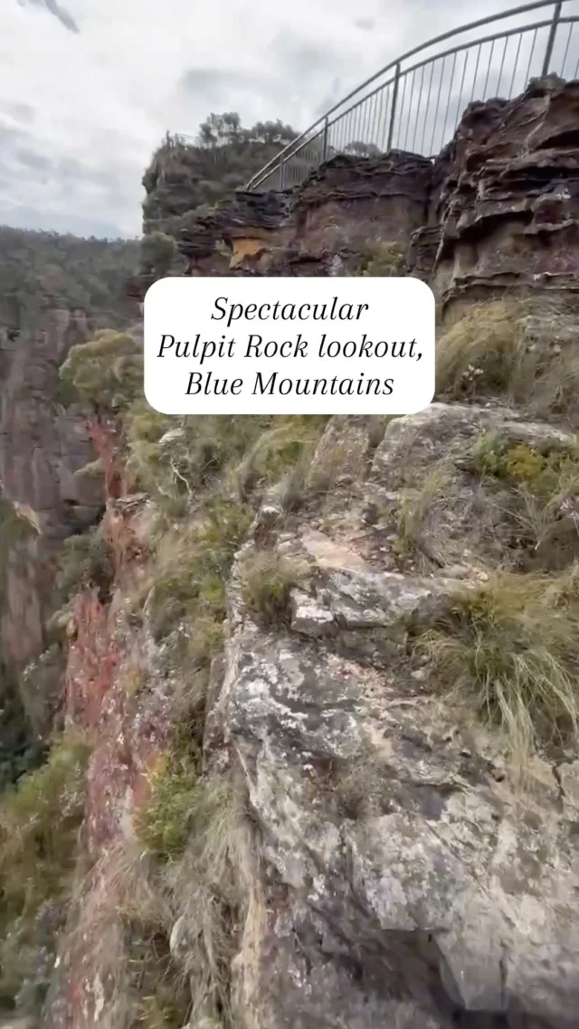 Now reopened after six years, the spectactular Pulpit Rock lookout is one of our favourite places in the Blue Mountains. With 360 degree views overlooking Grose Valley, it's nothing short of breathtaking. And only 90 minutes from Sydney.#pulpitrock #bluemountainsaustralia #Sydney #australia #yoursydneyguide #privatesydneydaytours